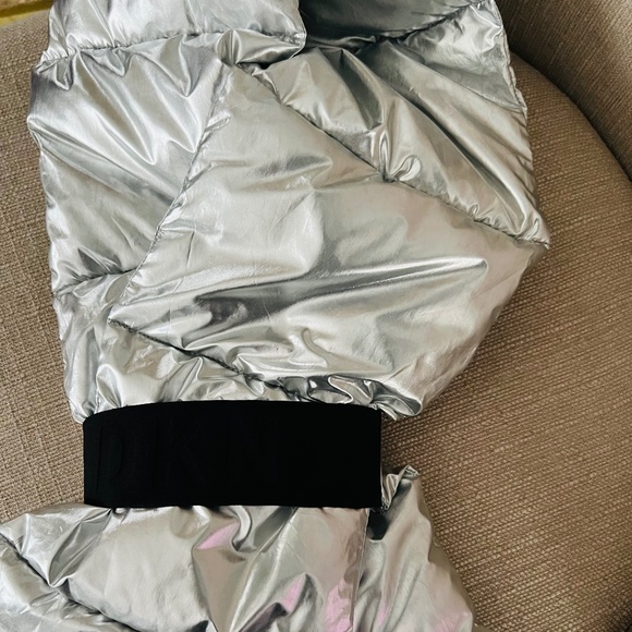 DKNY METALLIC SILVER PUFF SCARF🖤 NWT - Picture 1 of 10